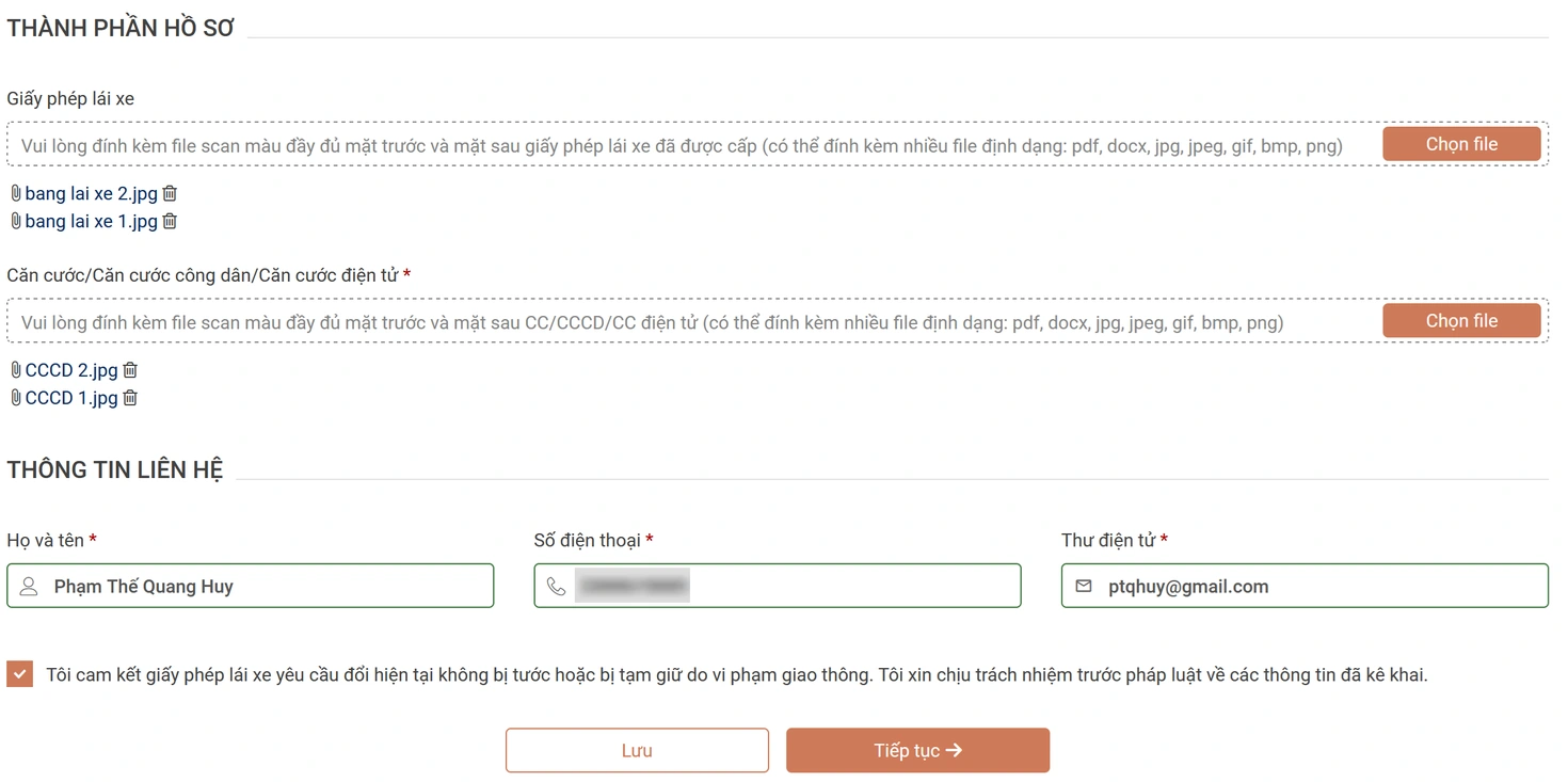 Tiếp theo, bạn đính kèm ảnh chụp chân dung (nền xanh, cỡ 3x4), ảnh chụp 2 mặt GPLX và CCCD, đánh dấu cam kết thông tin khai báo là chính xác và nhấn nút "Tiếp tục".